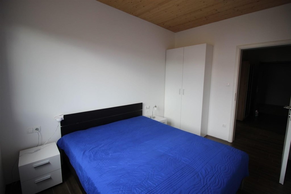 novy-apartmanovy-dum-s-bazenem-a-pobliz-more-tribunj-chorvatsko