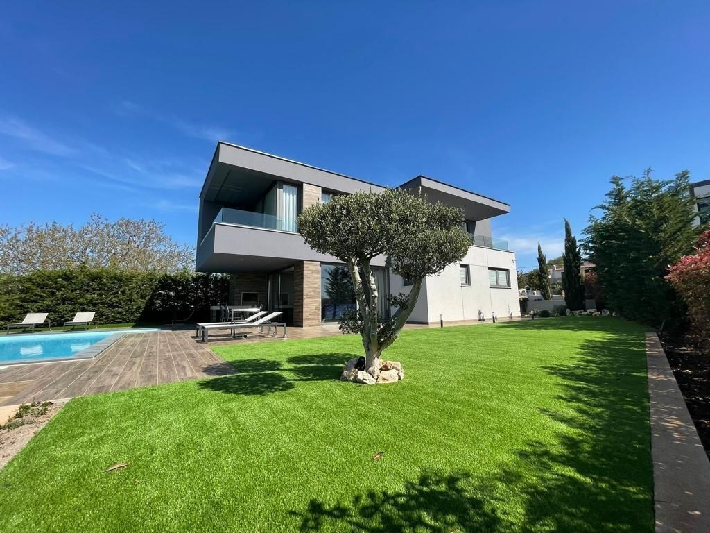 na-prodej-moderni-vila-s-vyhledem-na-more-krk-chorvatsko