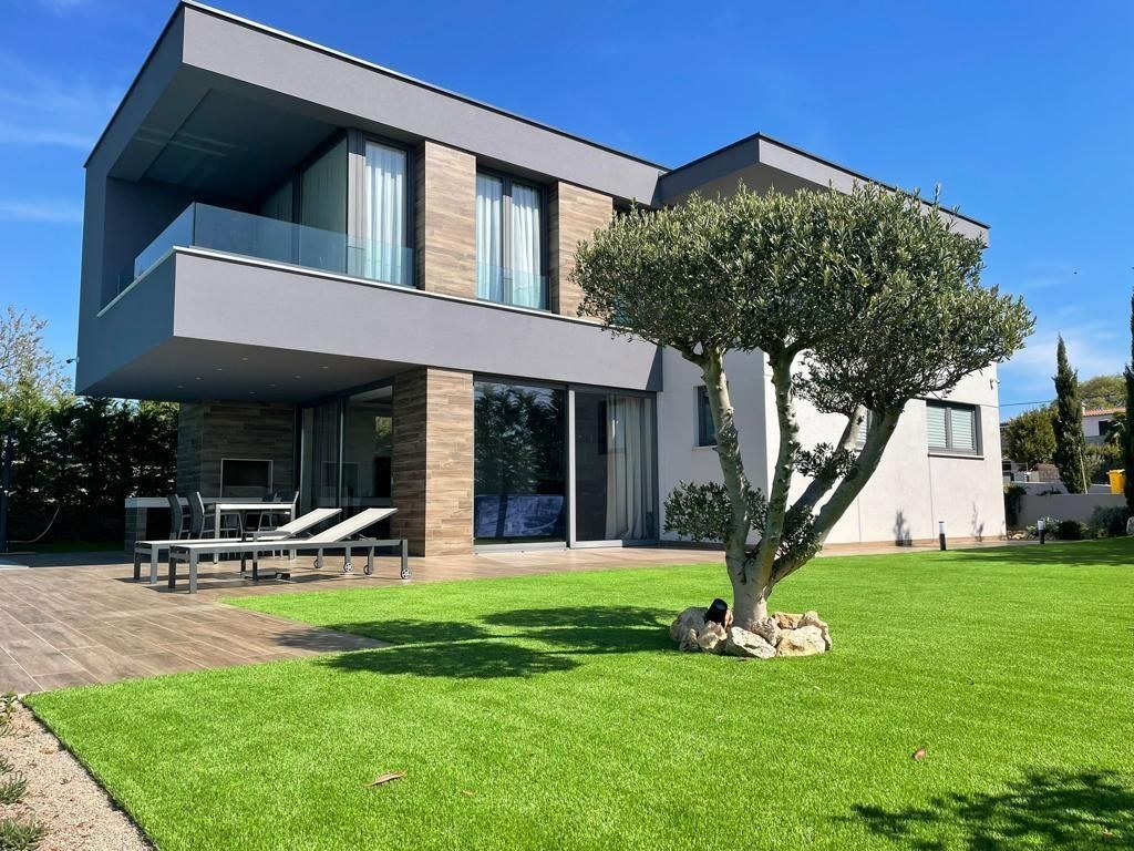 na-prodej-moderni-vila-s-vyhledem-na-more-krk-chorvatsko