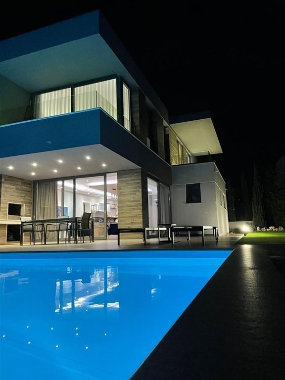 na-prodej-moderni-vila-s-vyhledem-na-more-krk-chorvatsko