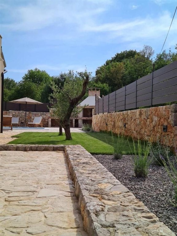 na-prodej-vila-s-bazenem-v-klidne-oblasti-krk-chorvatsko