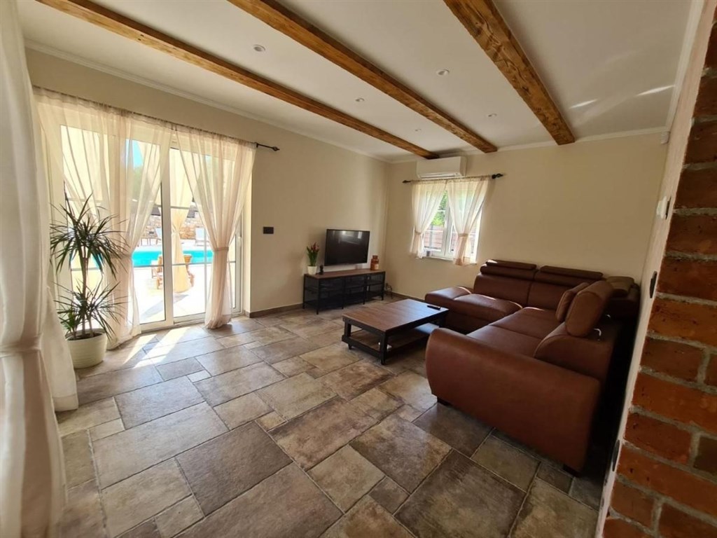 na-prodej-vila-s-bazenem-v-klidne-oblasti-krk-chorvatsko