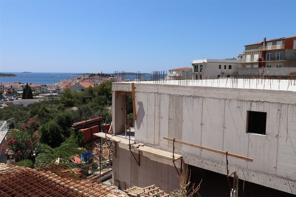 na-prodej-luxusni-apartman-s-terasou-a-bazenem-primosten-chorvatsko