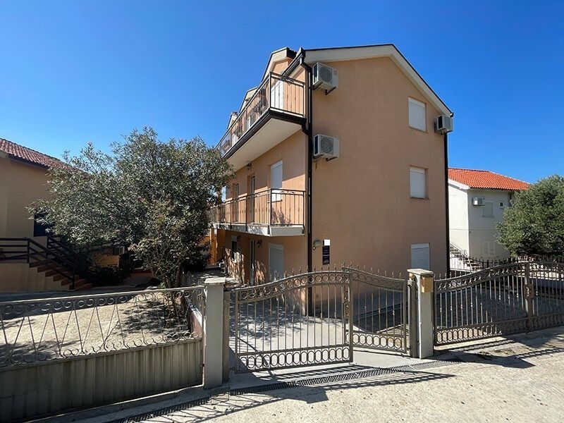 na-prodej-apartmanovy-dum-s-vyhledem-na-more-podaca-chorvatsko