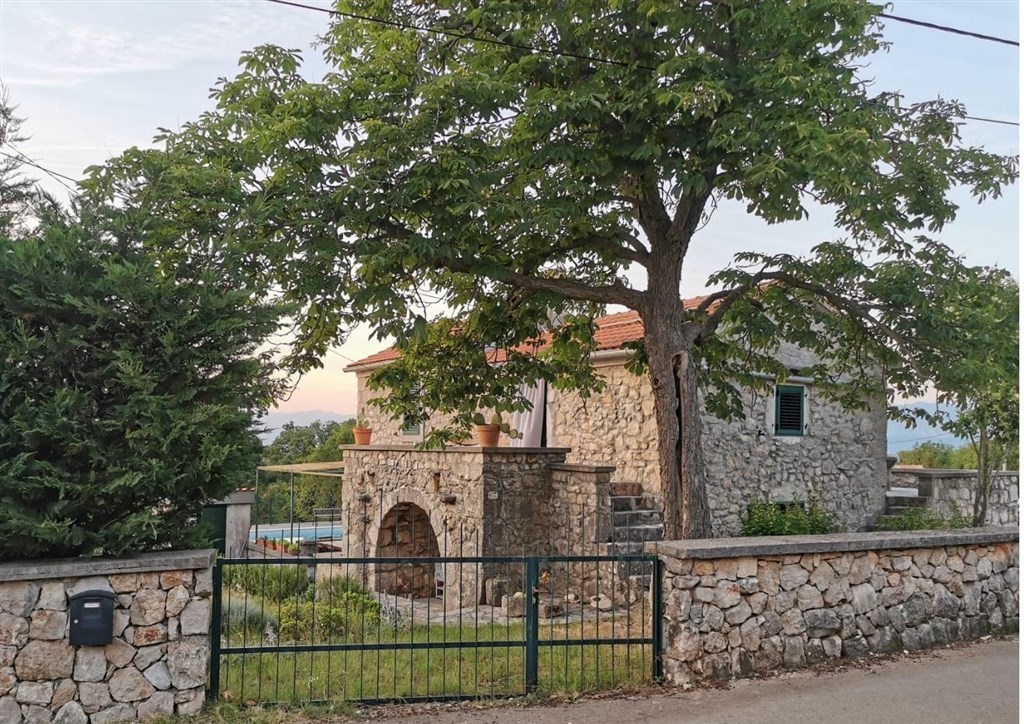 na-prodej-kamenny-dum-s-bazenem-krk-chorvatsko