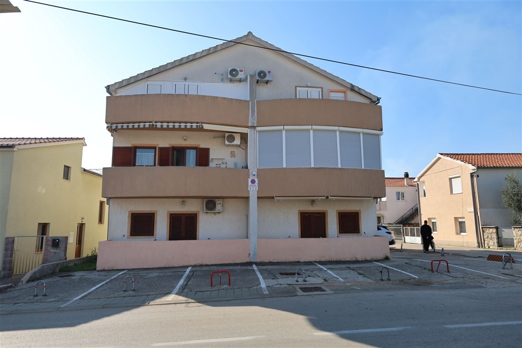 na-prodej-vybaveny-apartman-blizko-more-tribunj-chorvatsko