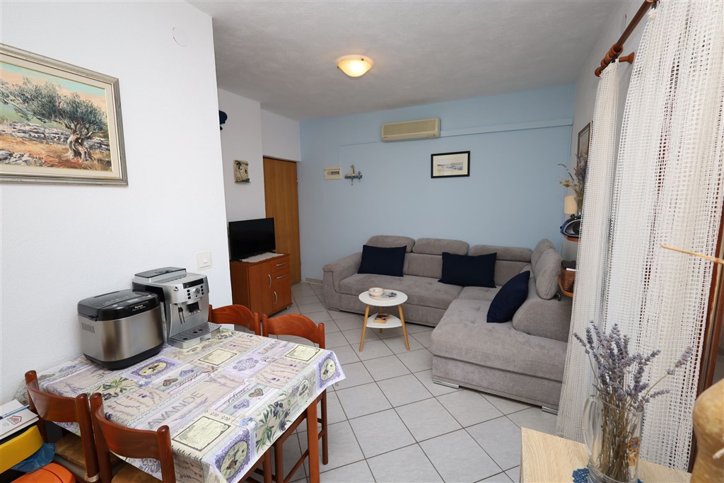 na-prodej-vybaveny-apartman-blizko-more-tribunj-chorvatsko