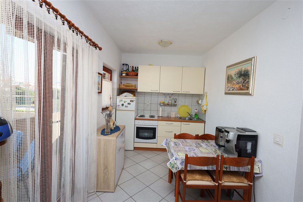 na-prodej-vybaveny-apartman-blizko-more-tribunj-chorvatsko