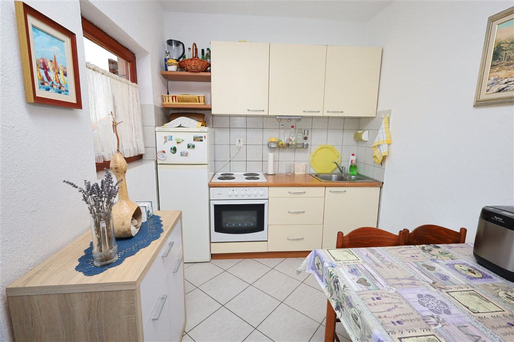 na-prodej-vybaveny-apartman-blizko-more-tribunj-chorvatsko