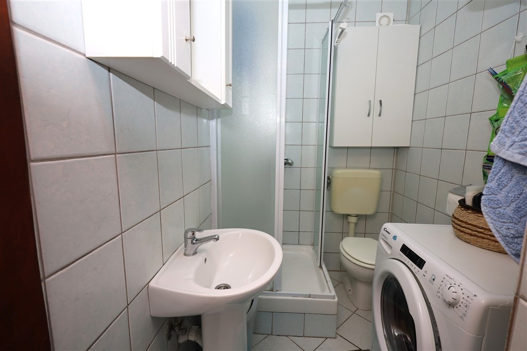 na-prodej-vybaveny-apartman-blizko-more-tribunj-chorvatsko