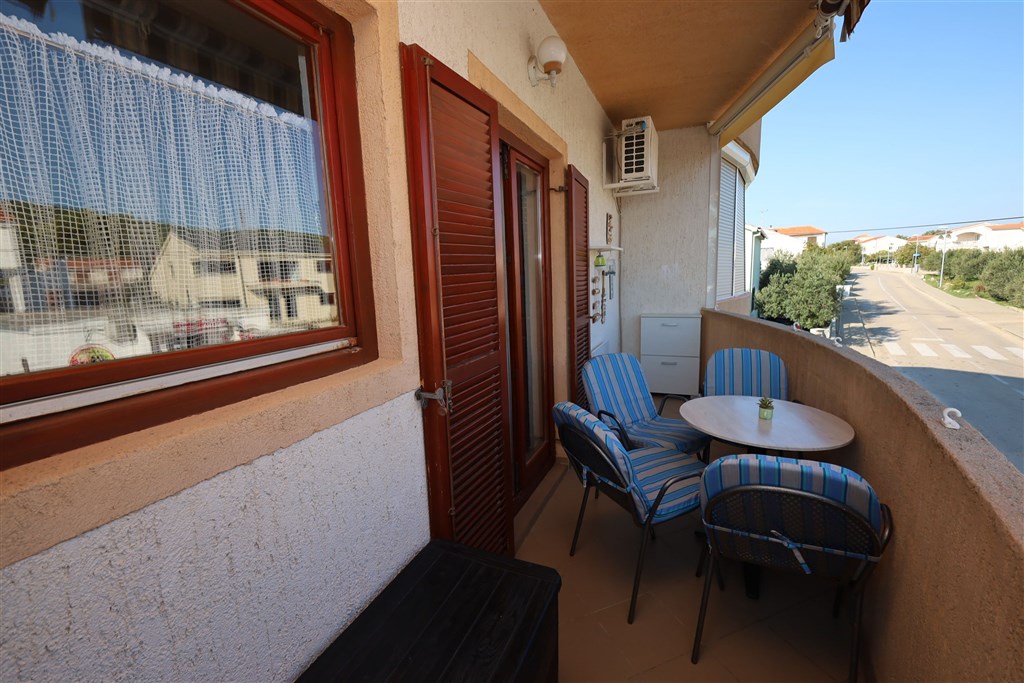 na-prodej-vybaveny-apartman-blizko-more-tribunj-chorvatsko