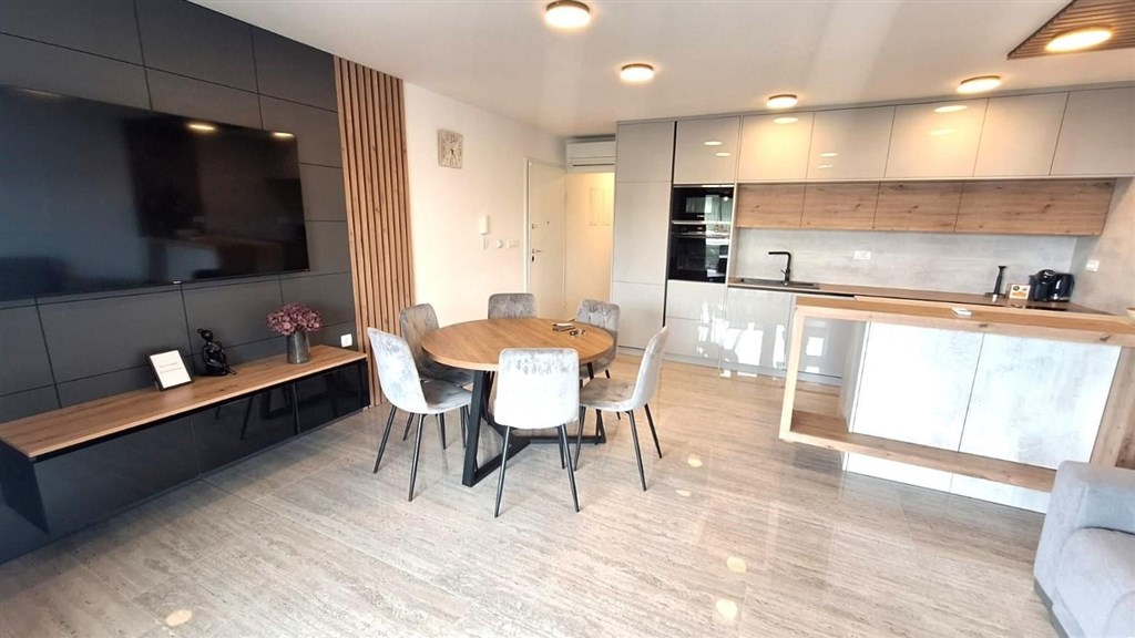 na-prodej-luxusni-apartman-s-vlastnim-bazenem-krk-chorvatsko