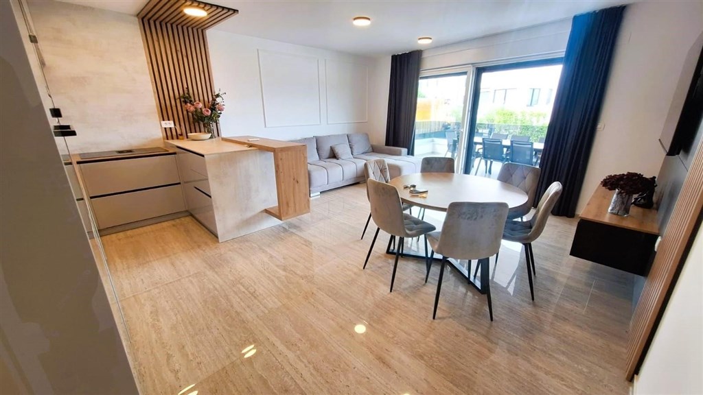 na-prodej-luxusni-apartman-s-vlastnim-bazenem-krk-chorvatsko