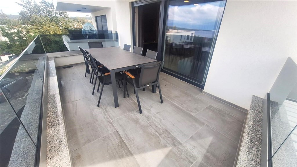 na-prodej-luxusni-apartman-s-vlastnim-bazenem-krk-chorvatsko