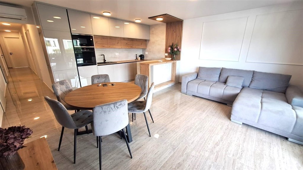 na-prodej-luxusni-apartman-s-vlastnim-bazenem-krk-chorvatsko