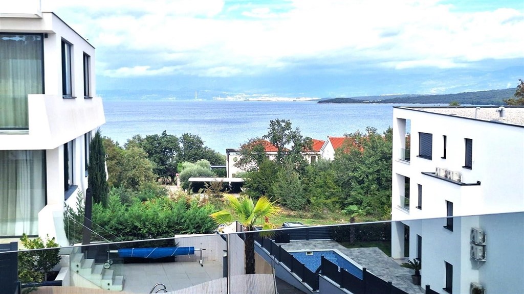 na-prodej-luxusni-apartman-s-vlastnim-bazenem-krk-chorvatsko
