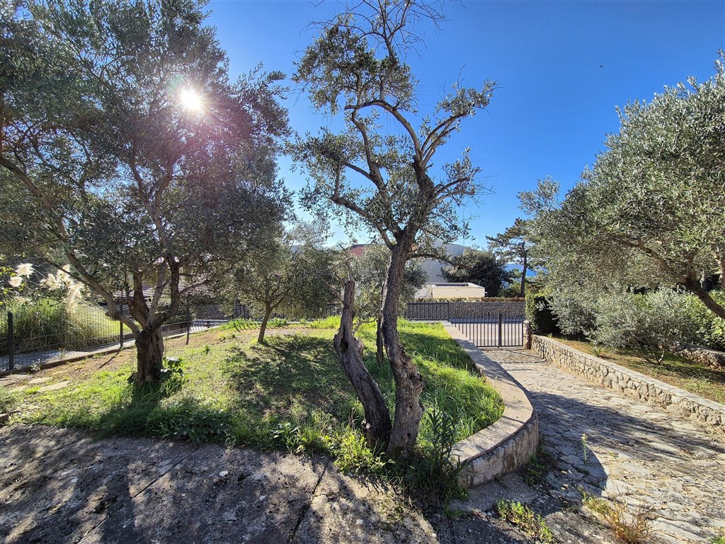 na-prodej-dum-se-3-byty-blizko-more-a-plaze-krk-chorvatsko