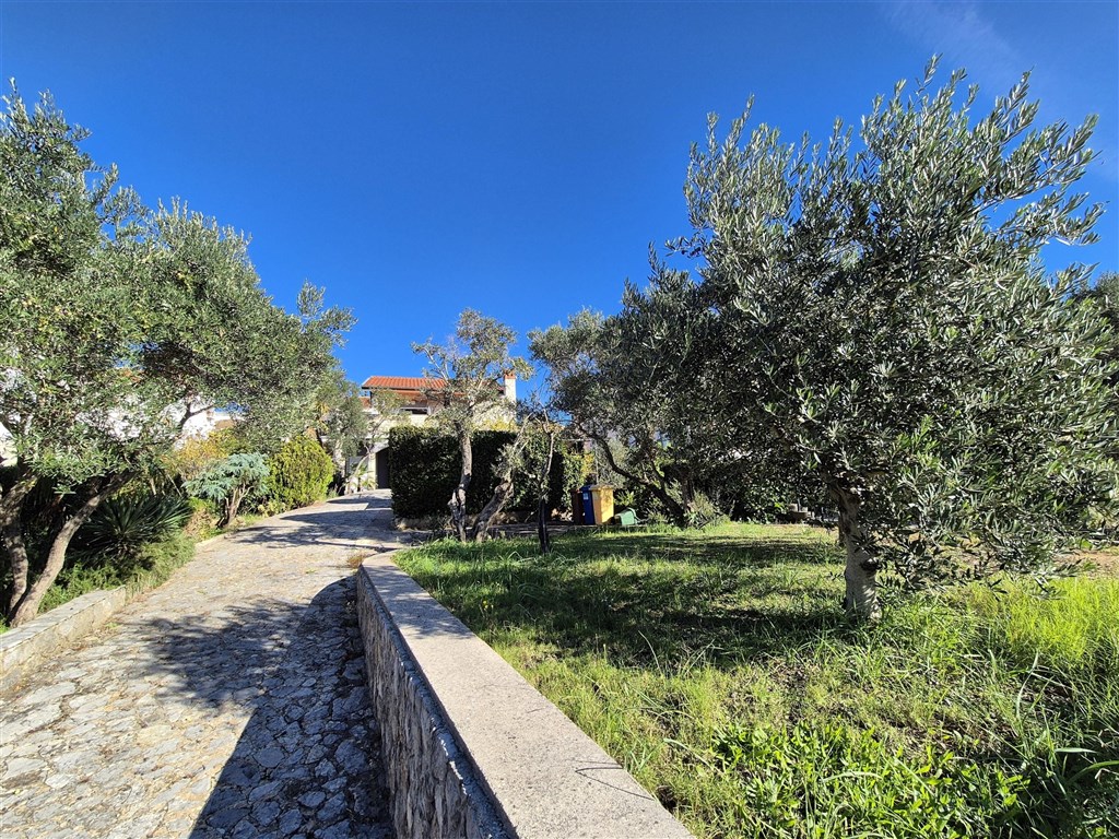 na-prodej-dum-se-3-byty-blizko-more-a-plaze-krk-chorvatsko