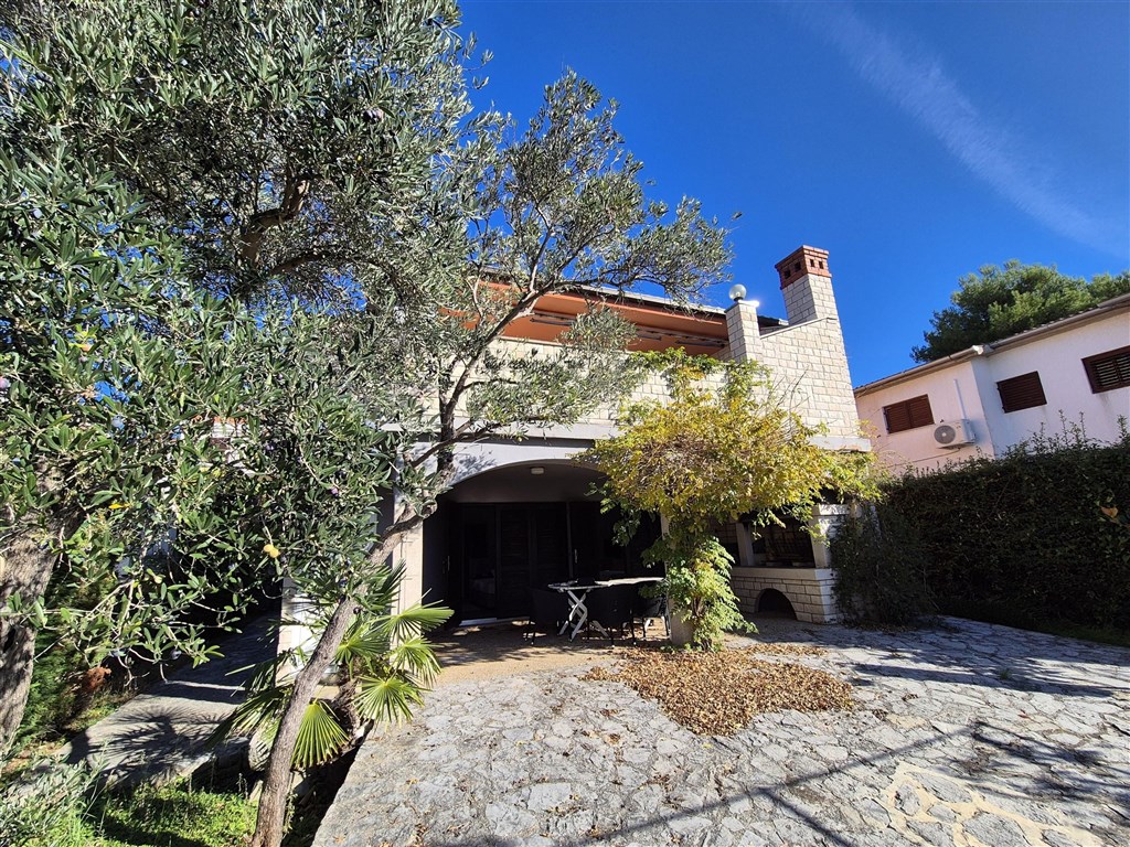 na-prodej-dum-se-3-byty-blizko-more-a-plaze-krk-chorvatsko