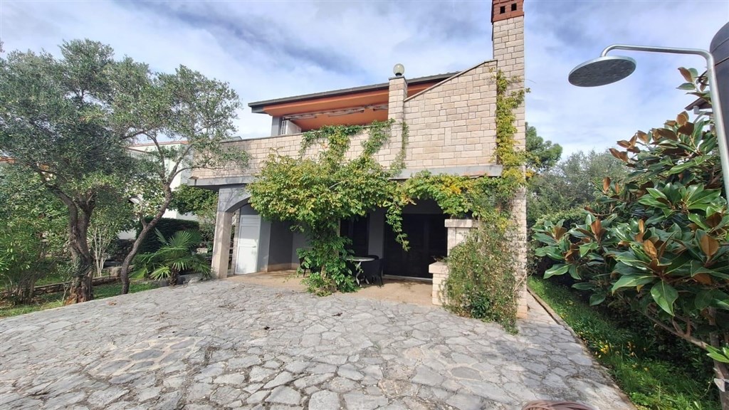 na-prodej-dum-se-3-byty-blizko-more-a-plaze-krk-chorvatsko