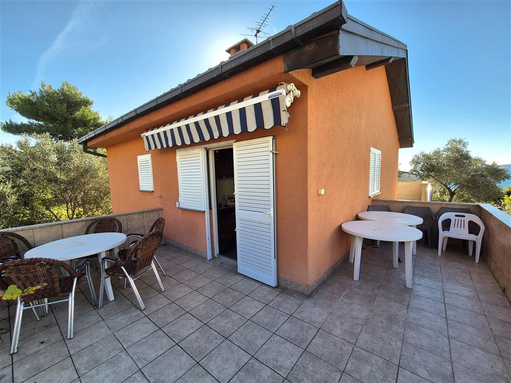 na-prodej-dum-se-3-byty-blizko-more-a-plaze-krk-chorvatsko