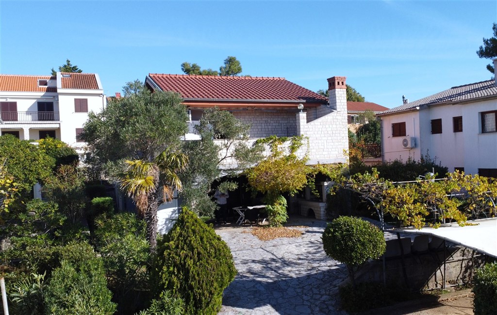 na-prodej-dum-se-3-byty-blizko-more-a-plaze-krk-chorvatsko