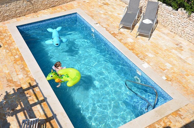 na-prodej-dum-se-3-apartmany-v-blizkosti-more-sutivan-ostrov-brac-chorvatsko