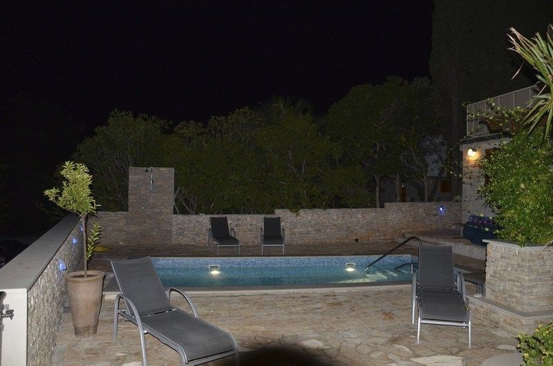 na-prodej-dum-se-3-apartmany-v-blizkosti-more-sutivan-ostrov-brac-chorvatsko