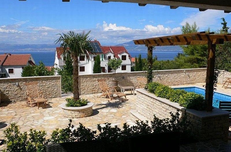 na-prodej-dum-se-3-apartmany-v-blizkosti-more-sutivan-ostrov-brac-chorvatsko