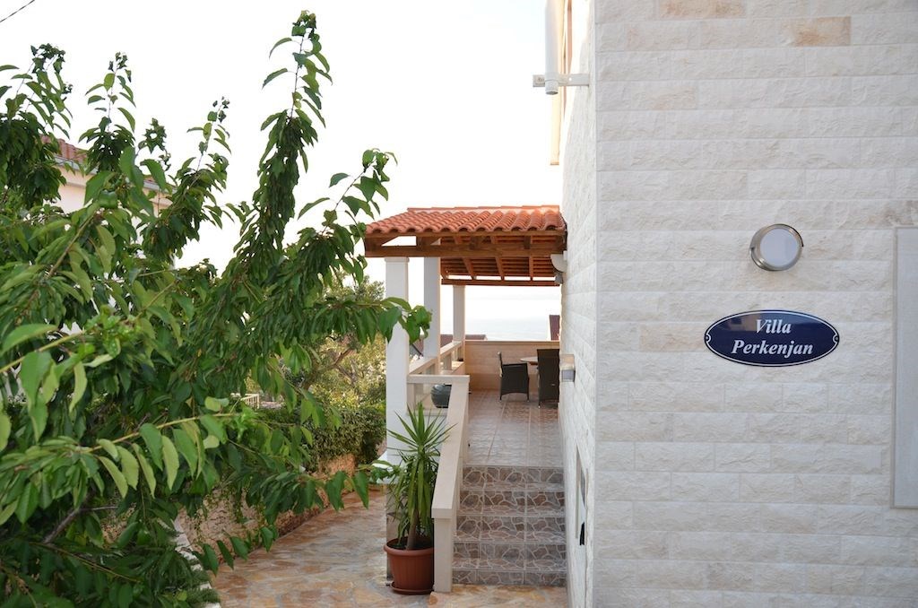 na-prodej-dum-se-3-apartmany-v-blizkosti-more-sutivan-ostrov-brac-chorvatsko