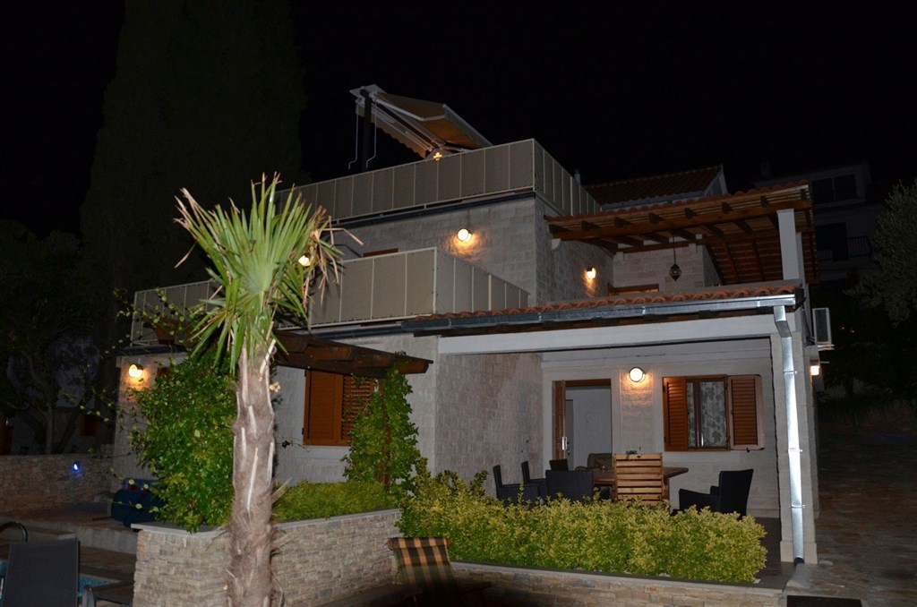 na-prodej-dum-se-3-apartmany-v-blizkosti-more-sutivan-ostrov-brac-chorvatsko