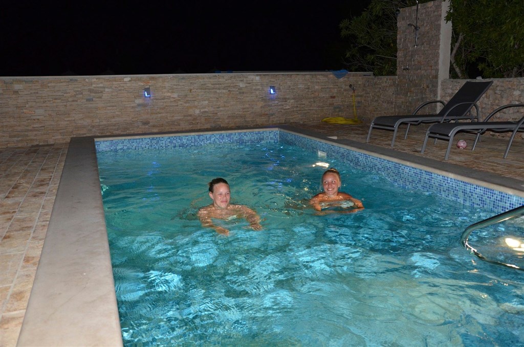 na-prodej-dum-se-3-apartmany-v-blizkosti-more-sutivan-ostrov-brac-chorvatsko