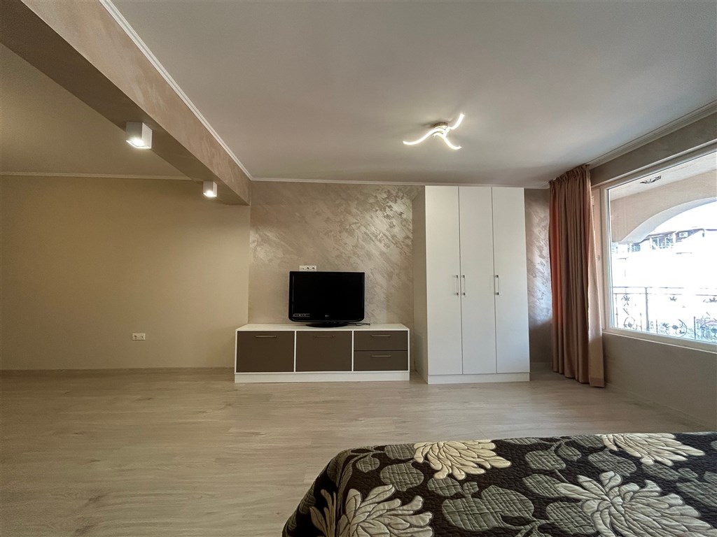 na-prodej-pekny-a-prostorny-apartman-s-castecnym-vyhledem-na-more-v-obci-ravda-bulharsko