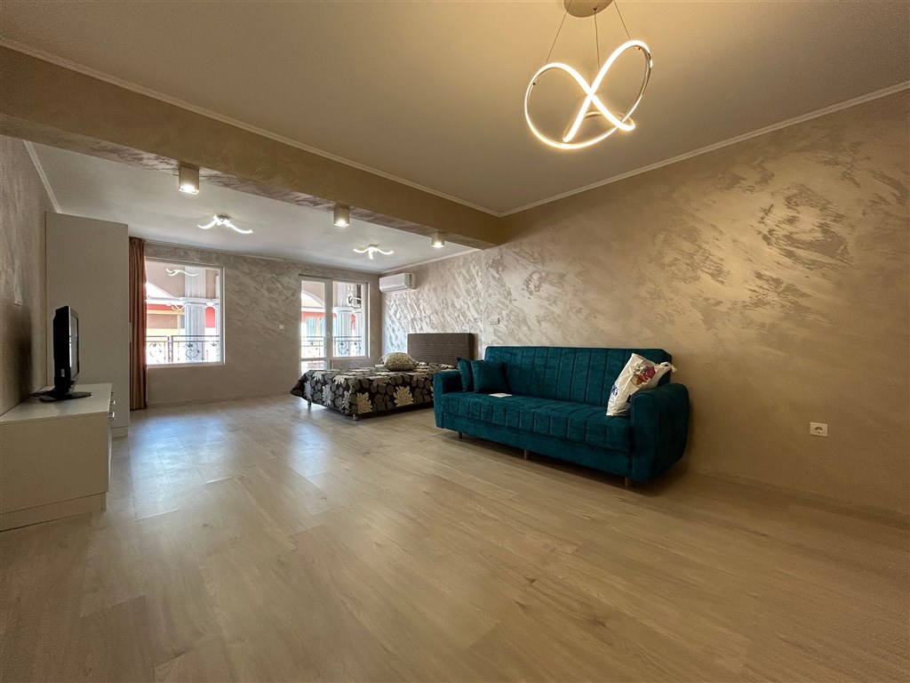 na-prodej-pekny-a-prostorny-apartman-s-castecnym-vyhledem-na-more-v-obci-ravda-bulharsko