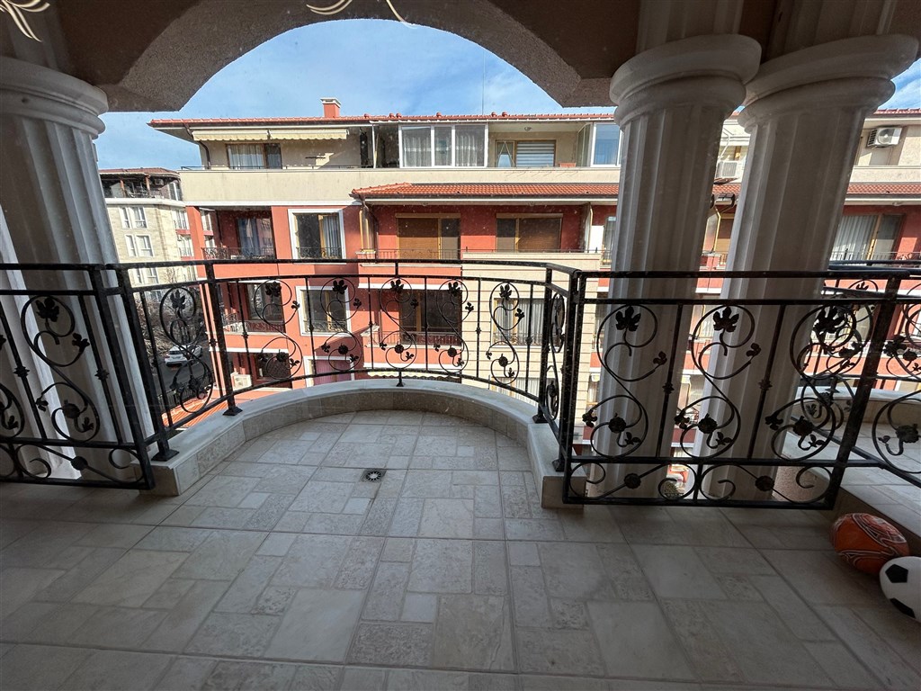 na-prodej-pekny-a-prostorny-apartman-s-castecnym-vyhledem-na-more-v-obci-ravda-bulharsko