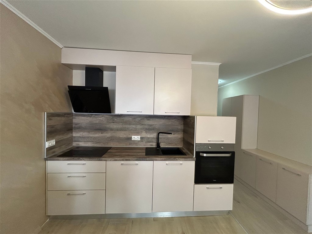 na-prodej-pekny-a-prostorny-apartman-s-castecnym-vyhledem-na-more-v-obci-ravda-bulharsko