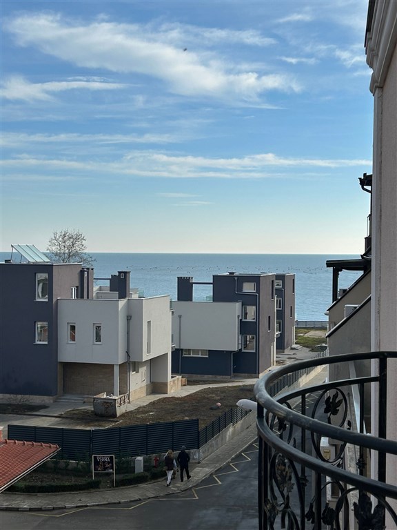 na-prodej-pekny-a-prostorny-apartman-s-castecnym-vyhledem-na-more-v-obci-ravda-bulharsko