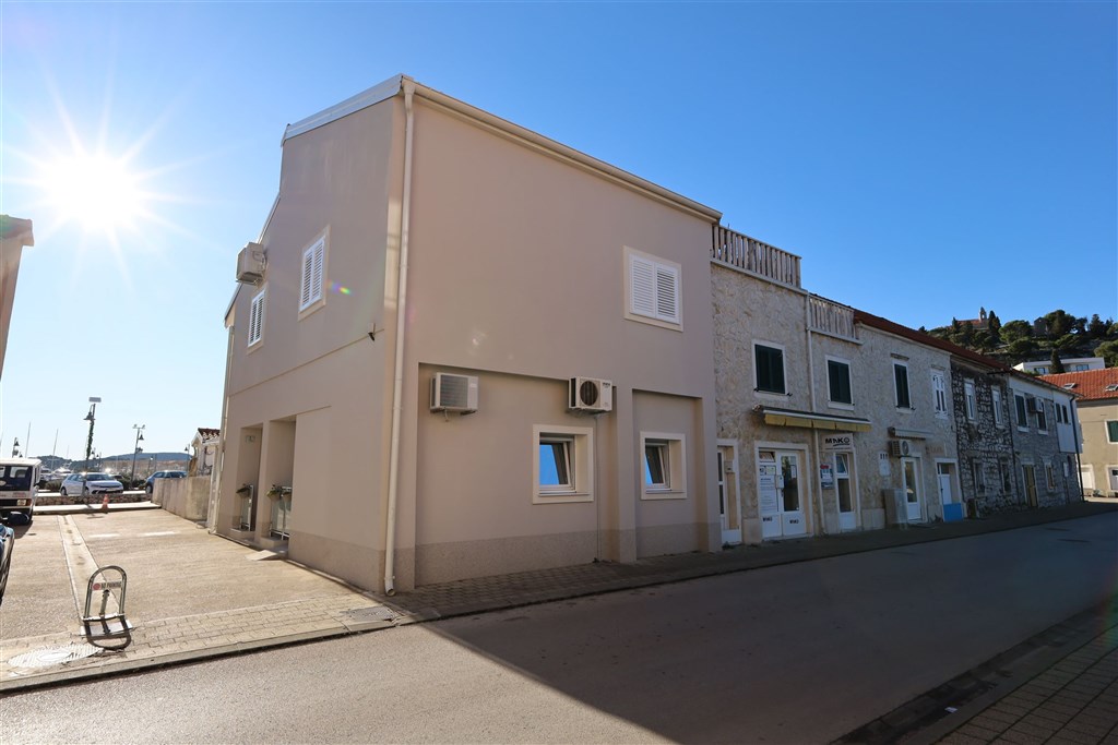 na-prodej-kamenny-dum-se-3-byty-v-blizkosti-more-tribunj-chorvatsko