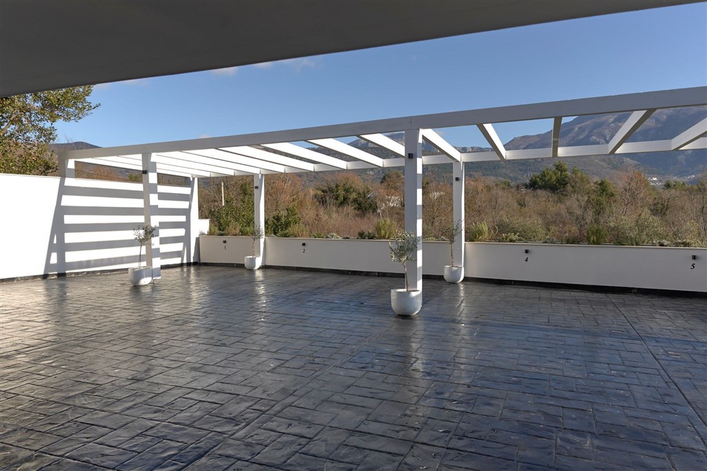 na-prodej-okouzlujici-vila-s-butikovymi-apartmany-v-tivatu-cerna-hora