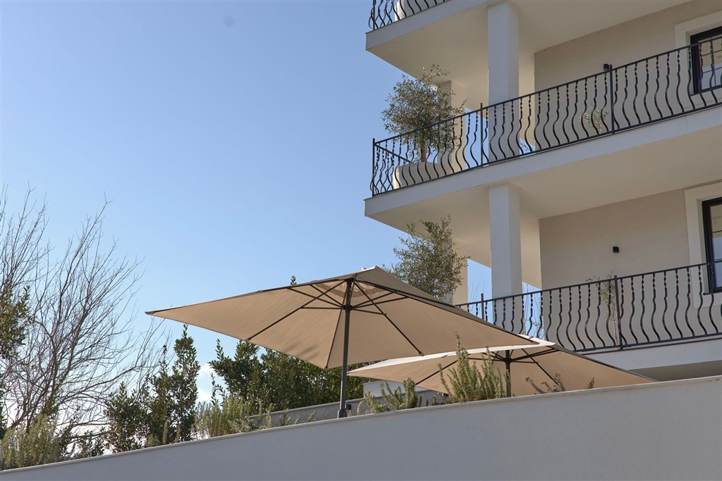 na-prodej-okouzlujici-vila-s-butikovymi-apartmany-v-tivatu-cerna-hora