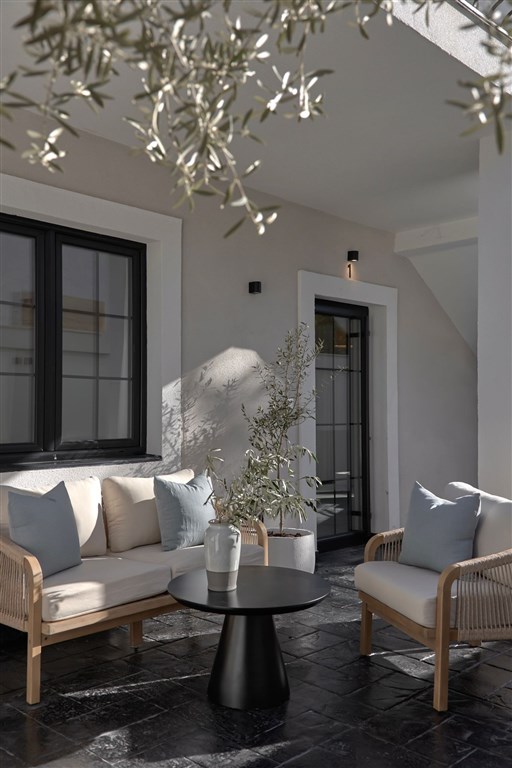 na-prodej-okouzlujici-vila-s-butikovymi-apartmany-v-tivatu-cerna-hora