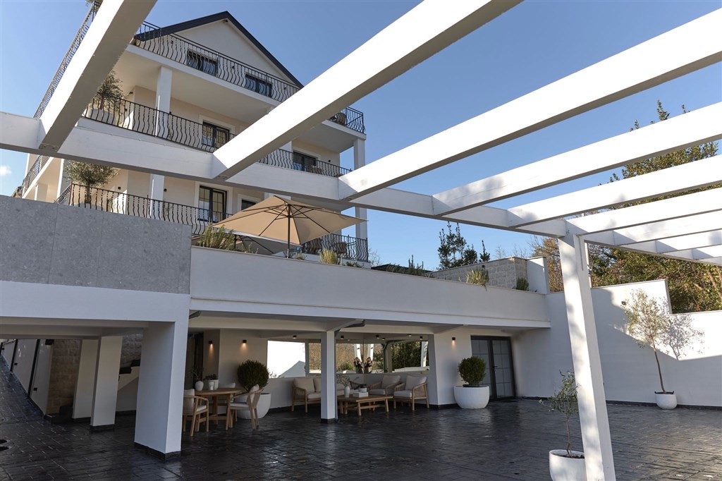 na-prodej-okouzlujici-vila-s-butikovymi-apartmany-v-tivatu-cerna-hora