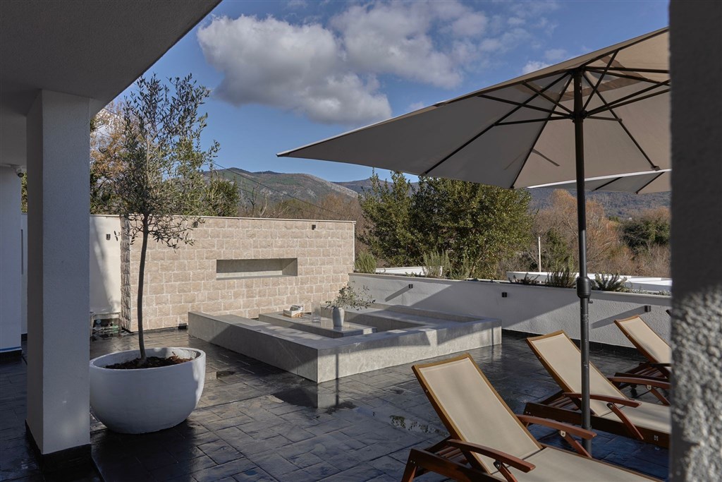 na-prodej-okouzlujici-vila-s-butikovymi-apartmany-v-tivatu-cerna-hora