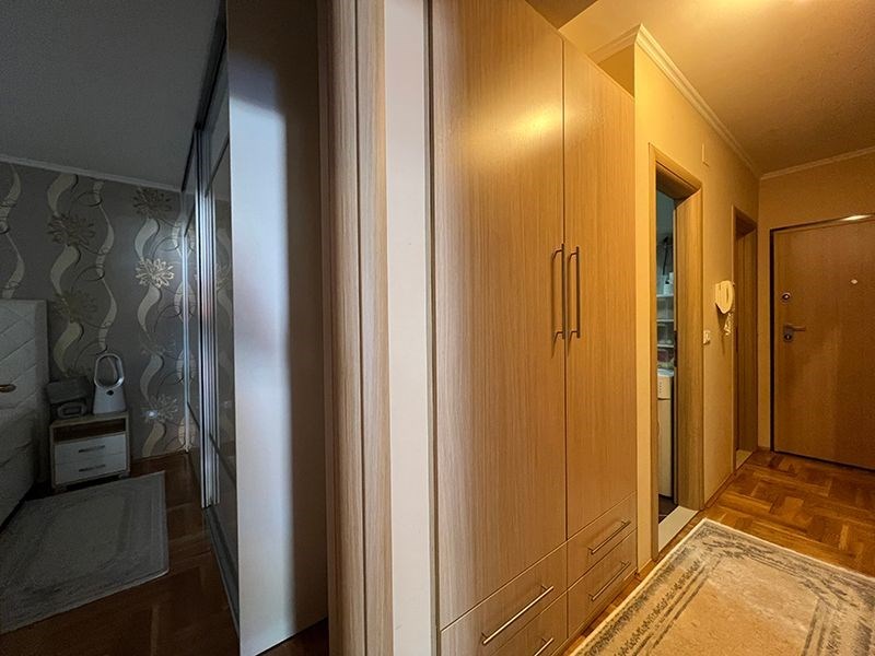 na-prodej-zarizeny-apartman-s-vyhledem-na-more-makarska-chorvatsko