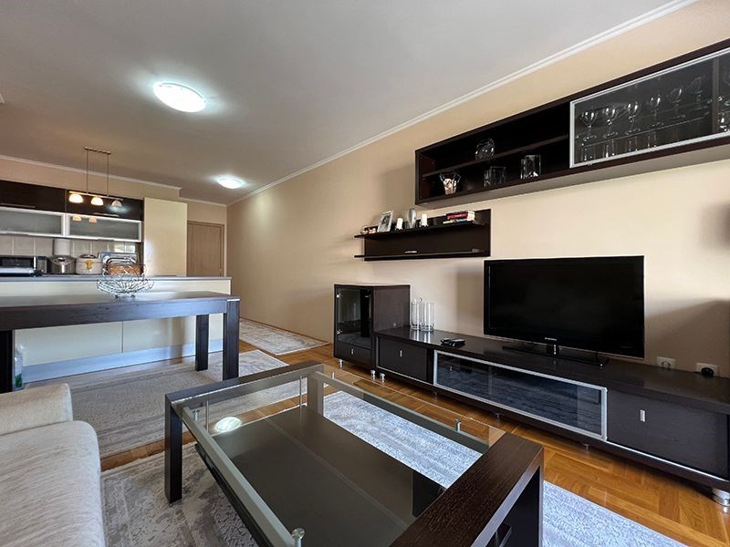 na-prodej-zarizeny-apartman-s-vyhledem-na-more-makarska-chorvatsko