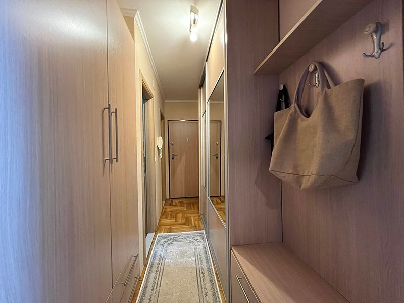 na-prodej-zarizeny-apartman-s-vyhledem-na-more-makarska-chorvatsko
