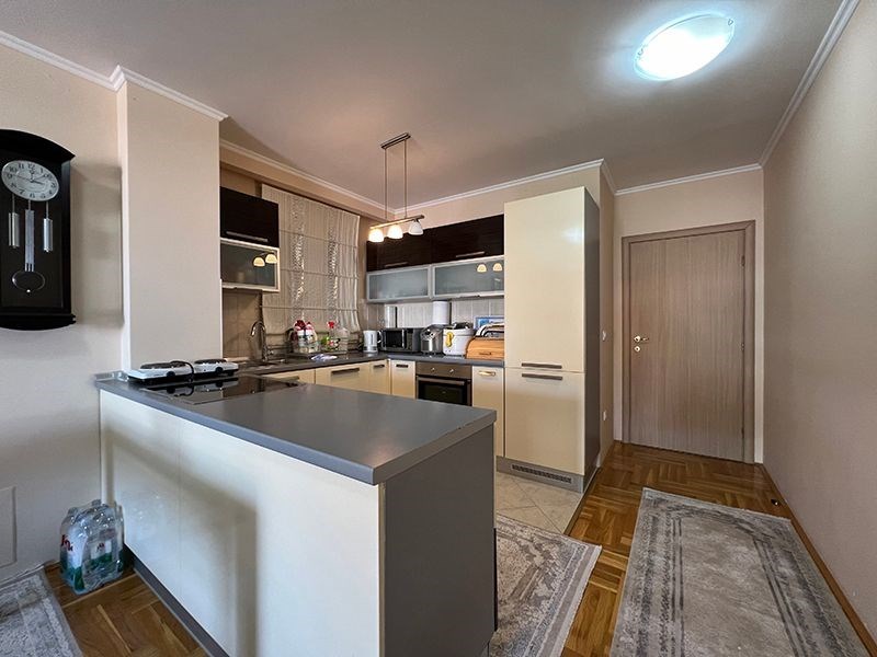 na-prodej-zarizeny-apartman-s-vyhledem-na-more-makarska-chorvatsko