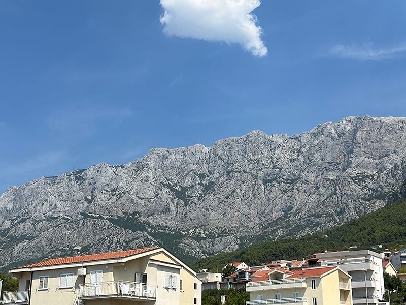 na-prodej-zarizeny-apartman-s-vyhledem-na-more-makarska-chorvatsko