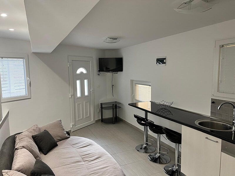 na-prodej-moderni-apartman-s-jednou-loznici-a-vyhledem-na-more-spolecny-bazen-mimice-chorvatsko