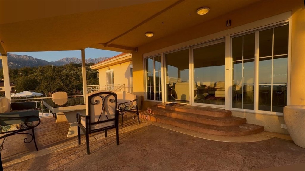 na-prodej-luxusni-rodinny-dum-s-panoramatickym-vyhledem-terasou-a-zahradou-v-baru-cerna-hora